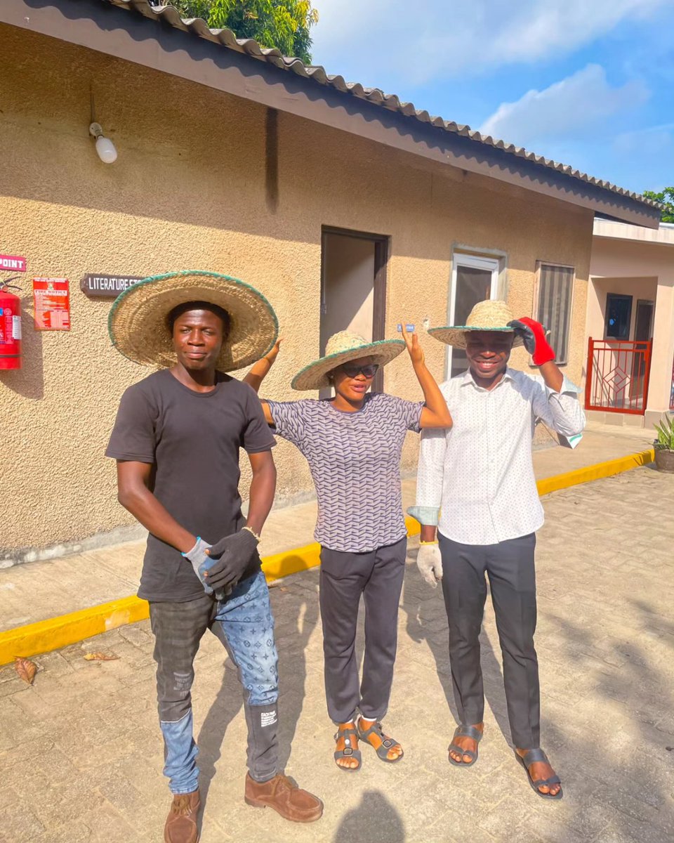 GodweenL's tweet photo. Men at work at our father's house. Assembly hall cleaning maintenance work #jw #bestliveever https://t.co/3VshO5qFnl