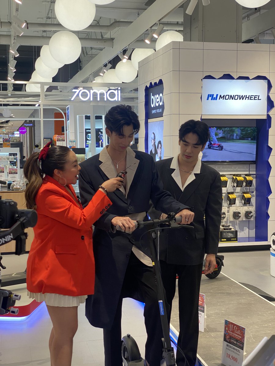 ธีร์กับริวกำลังสนุกกับสกูตเตอร์ไฟฟ้าเลย😂🤣

#bonnystarth 
#CapitalOfLifeWonders
#TheMallLifestoreBangkapi
#TheMallGroup