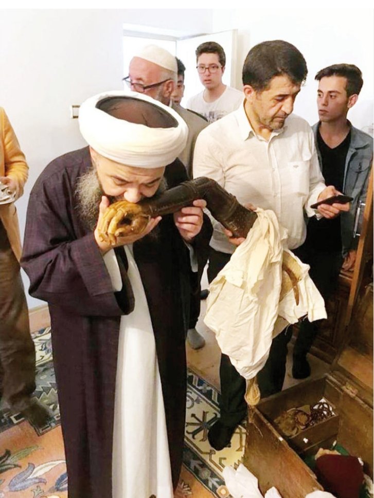 Dilan Polat Avukatin elini öpmüş ve Avukata demiş ki; bu eli götür Engine öptür demiş! Zırdelilik bulaşıcı!