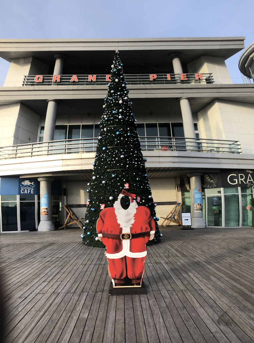 Using #iphone #pano #photo mode to capture the whole height of the @GrandPier 

looking 👀 very festive 🤩🎄🤶🏼🌲🎅🏻☀️🇬🇧🧑🏼‍🎄🎄 

#ChristmasTree #westonsupermare #NorthSomerset @visitweston @VisitWestUK @VisitSomerset @VisitEngland