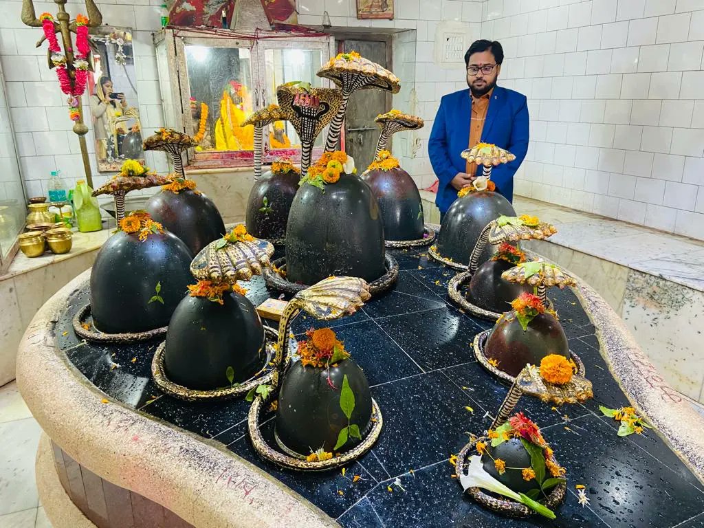 purusottamvats's tweet photo. आय मधुबनी के मंगरौनी में बाबा एकादश रूद्र महादेवक दर्शन करवाक सौभाग्य भेटल।

#महादेव #mahadeva #madhubani https://t.co/6midX0GKmZ