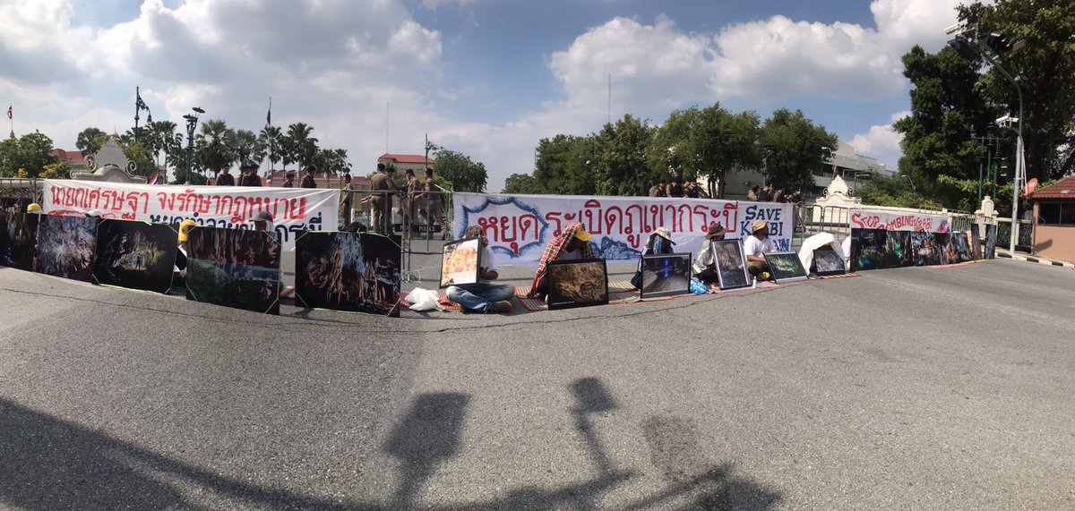 ProtectTheSouth's tweet photo. มาบอกให้นายกรักษากฎหมาย หยุดยกภูภูเขากระบี่ให้นายทุนเอาไประเบิดทำแร่ 

#SaveKrabiMountain #รวมพลคนรักษ์เขากระบี่ https://t.co/eQTDgE7omM