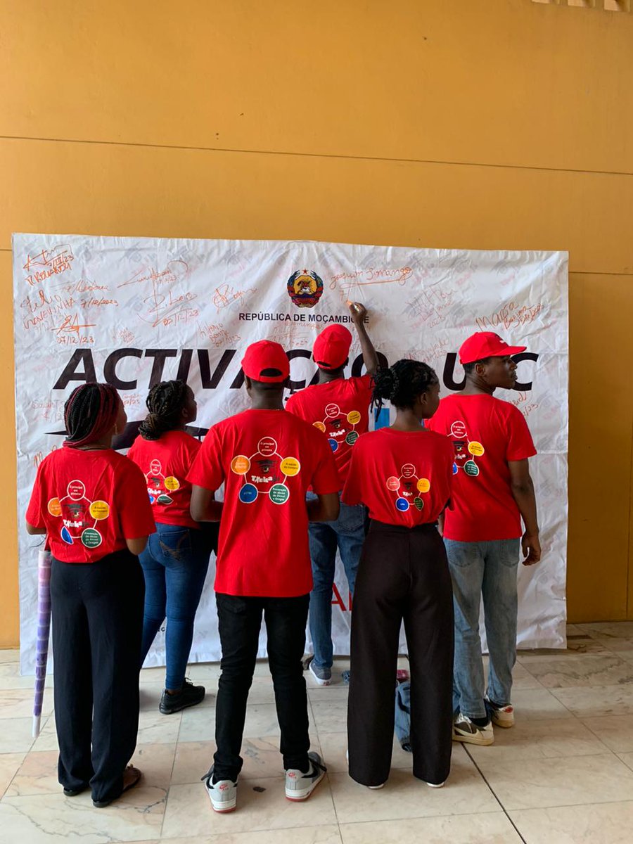 UNAIDS_Moz's tweet photo. Joint activation of TxekaJa &amp; A “Nossa Cena” at the University Joaquim Chissano, fast tracking 🇲🇿's efforts to decrease new #HIV infections. 
This incl. dialogues w/ peer educators on condom use, stigma &amp; discrimination, health &amp; wellbeing. Empowered young ppl is key to #endAIDS! https://t.co/BEVSQ82VV1