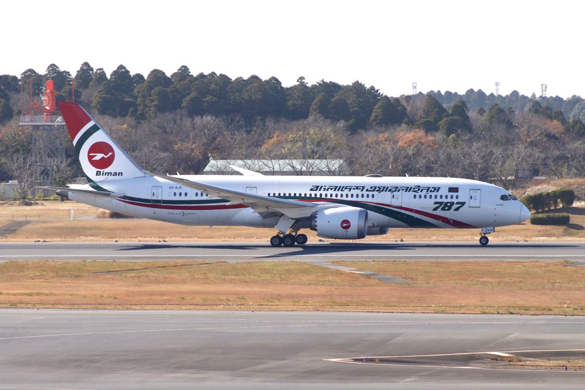 Aliceshin798's tweet image. 他にもピーマン((殴　バングラデシュB788やアエロモンゴリアンA319やチェジュB738スターボードサイド側のスペマも初撮影できました☺️
　あとは、以前PO214でも来ていたポーラB748Fの30周年ステッカーも撮り納めました😅
　#RJAA #成田空港