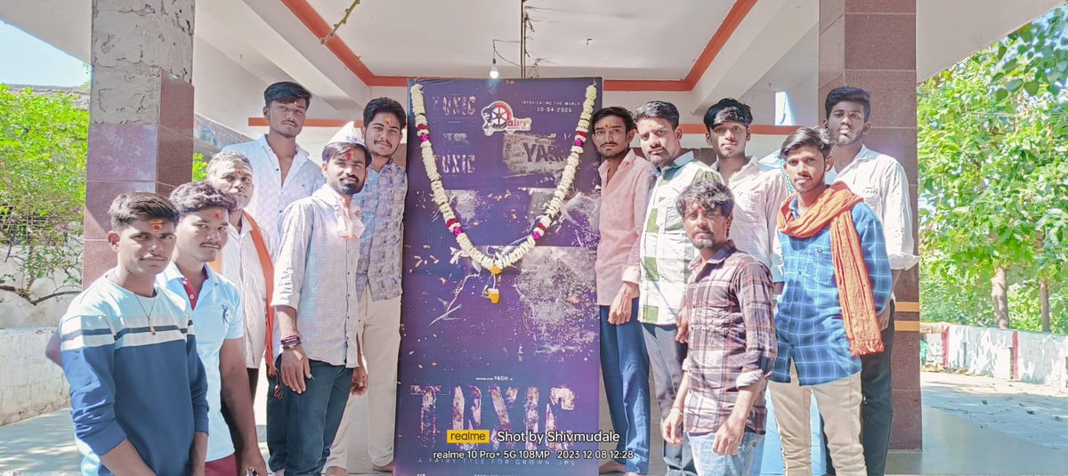 TeamYashFC's tweet photo. BHALKI BIDAR
#ToxicTheMovie Title Celebration 

#TOXIC #YashBOSS 
@TheNameIsYash @KvnProductions #GeetuMohandas https://t.co/PYcHI9DX8w