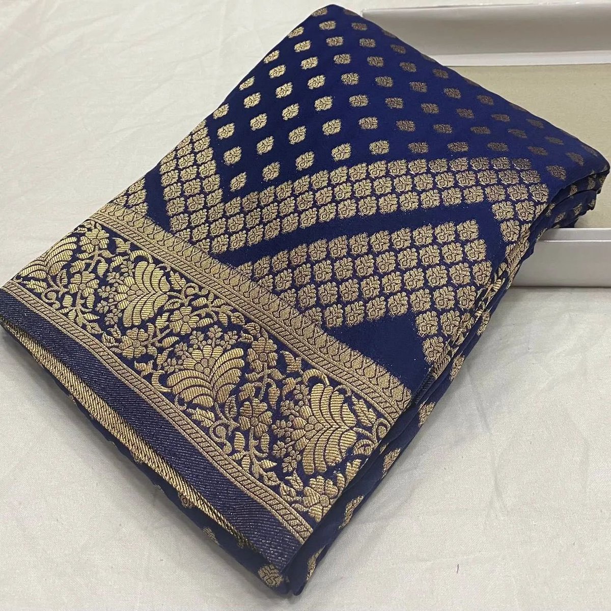 New Design Georgette Silk Double Zari Gold  Saree 
Price- 2200/- 
Code-MO_1
#banarasi #banarasisaree #banarasisarees #banarasisilk #georgette #gown #handloomlove #indianwear #indianweddingwear #kurti #kurtis #lawnsuits #lehenga #madeinindia #onlineshopping