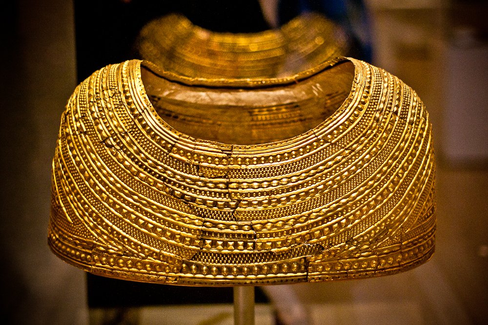 HawkeJon's tweet image. #FindsFriday
The Mold Cape. The cape is considered to be one of the most spectacular examples of prehistoric sheet-gold working yet discovered. Its form and its design are unparalleled. Circa 1900–1600 BC #artwork  #Archaeology #History #Wales