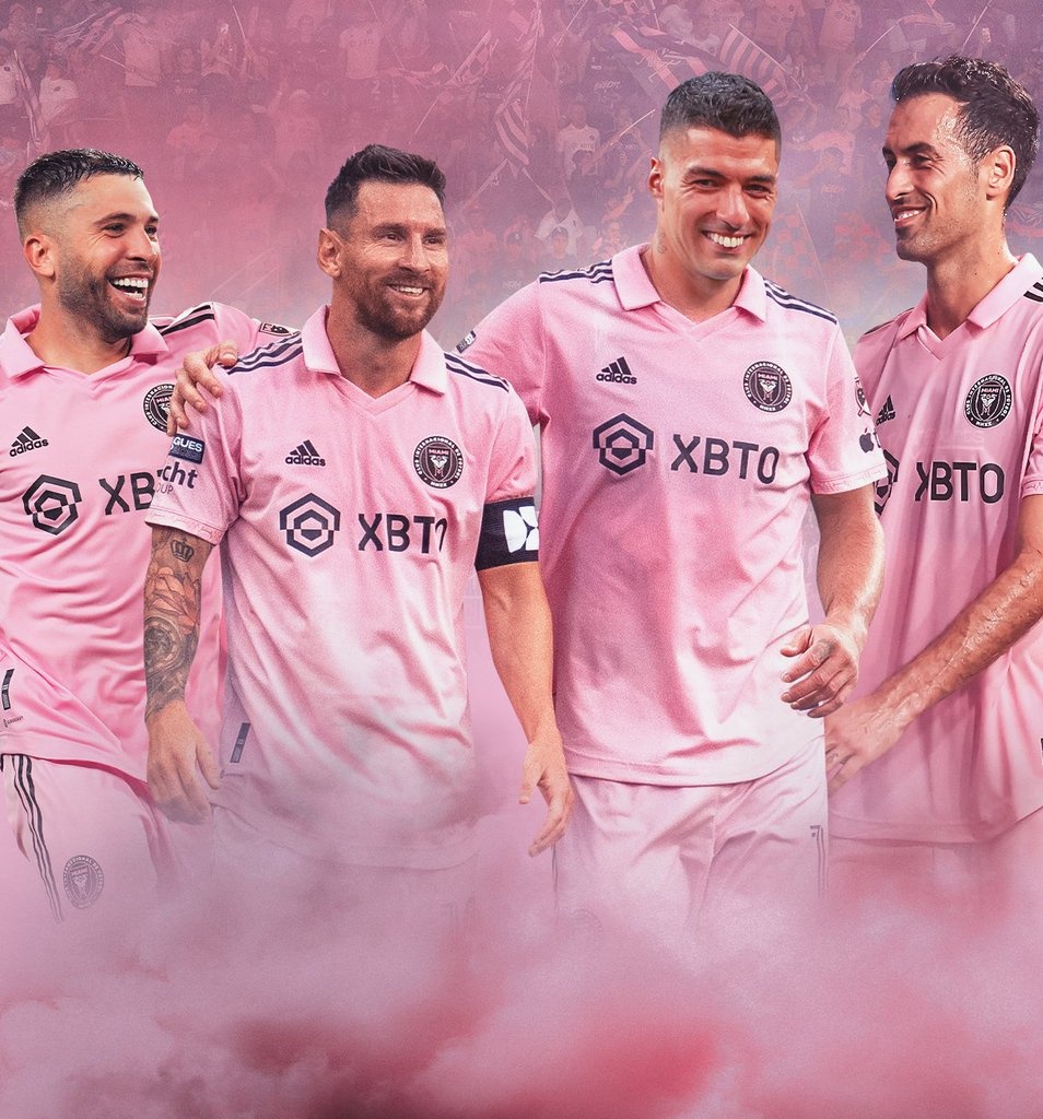 Messithegreat30's tweet image. A Messi siempre sus amigos quieren jugar con él. 

A Cristiano ningún compañero quiso volver a jugar con él. 

El respeto se gana en la cancha. ✍️