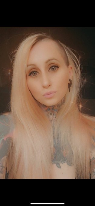 Happy Friday y&rsquo;all ❤️ https://t.co/BNJSNRiNaG @90s_AdultStars https://t.co/mm6OWT1RWf