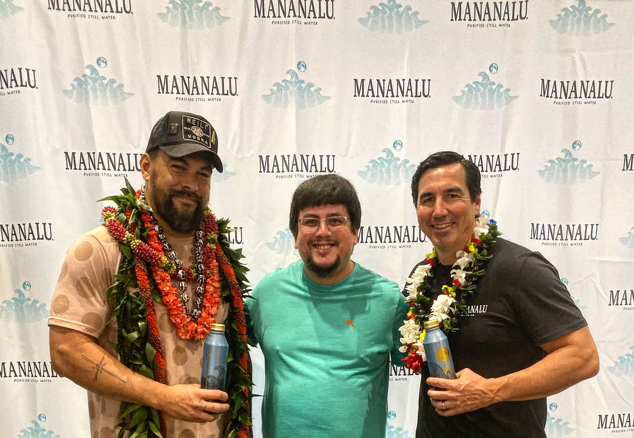 FilmVlogs on X: Met the legendary actor, Jason Mamoa! He is very tall! Got  to see Aquaman 2 yesterday and my friend reminded me to go see Jason Mamoa  IRL at Safeway!!!