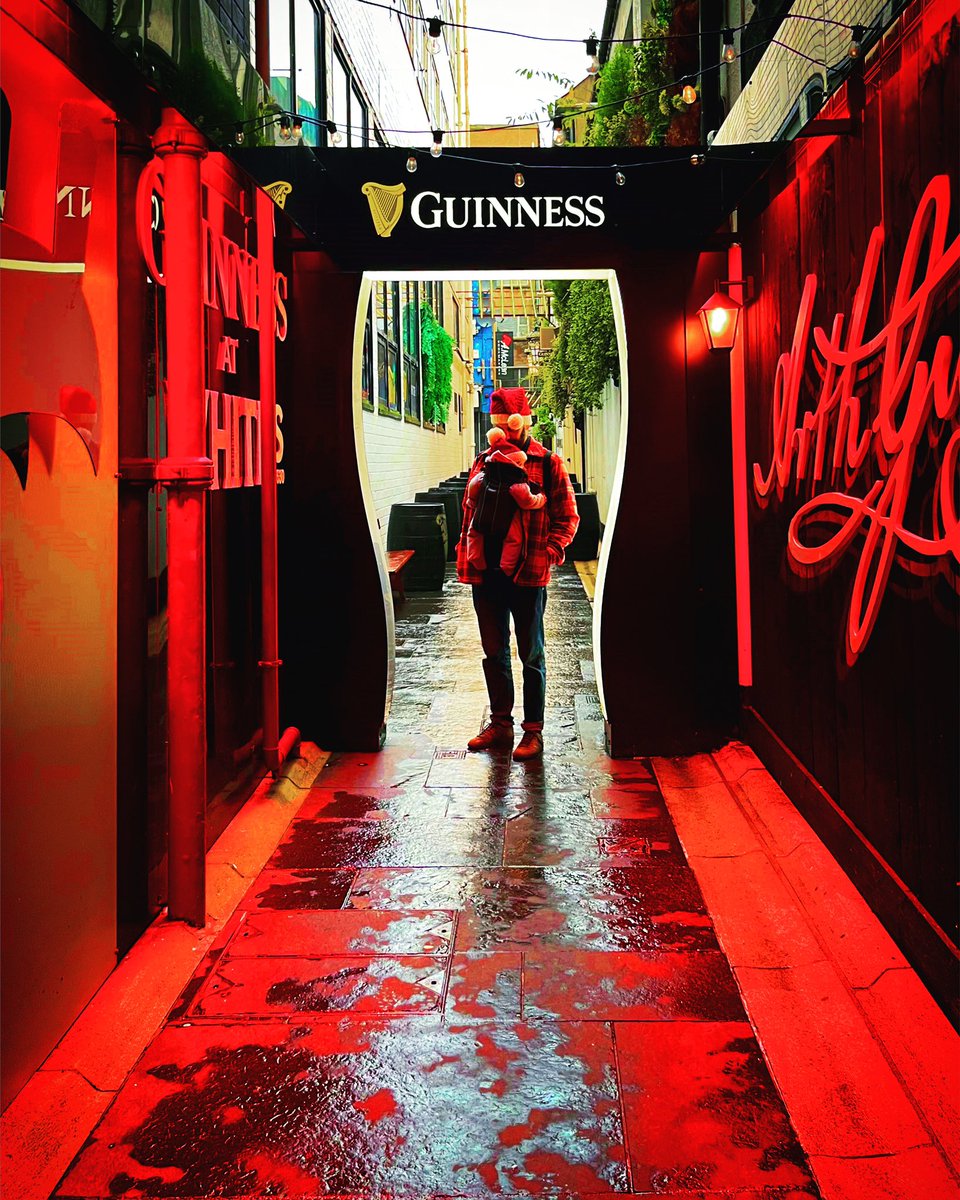 🎶 Step into Guinness, Step into Guinness 🎅 Pint of the black stuff and a bowl of stew by the roaring fire  #WhitesTavern. Holidays are here 🙌 

*No twins had a baby Guinness in the making of this 😝