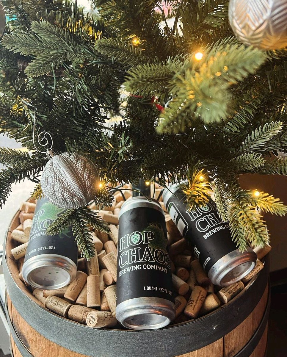MntTidings's tweet image. 🎅🍺 Skip the milk &amp;amp; cookies this year! Santa wants a crowler from Hop Chaos! 🍻 And while you&apos;re there, don&apos;t forget to check out my artwork too! 🎨🎁 #SantaApproved #spokaneart #SupportLocalArt #spokane #spokanebeer
