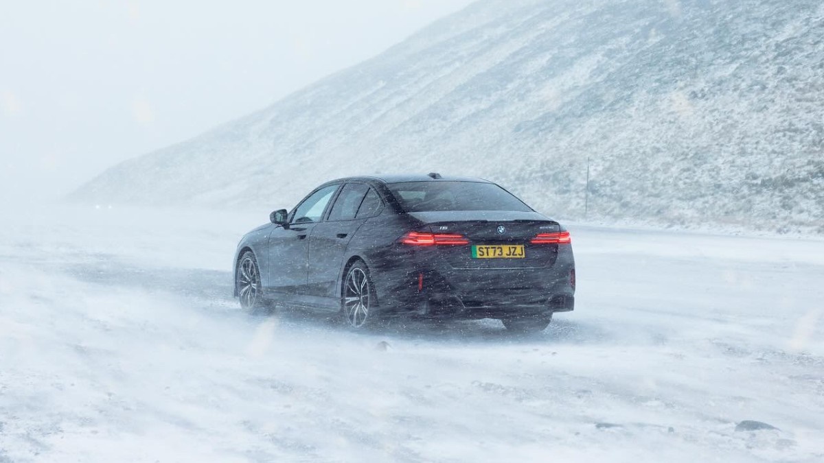 Electrify that snowstorm ❄️⚡️
📸(IG): @Kabizzzphotos

THE NEW BMW i5. 100% electric. #THEi5

The #BMW i5 M60 xDrive Sedan:
Power consumption/100 km, CO2 emission/km, weighted comb.: 21.2–18.2 kWh, 0 g. Electric range: 439–516 km. According to WLTP, b.mw/Further_Info.