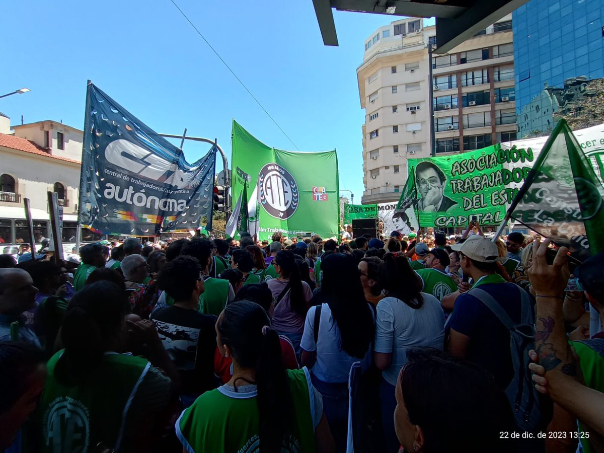 #22D | La CTA Capital acompañó la movilización de ATE a Jefatura de Gabinete, en el marco de la Jornada Nacional de Lucha contra el DNU con que Milei pretende arrasar con las conquistas de la clase trabajadora.