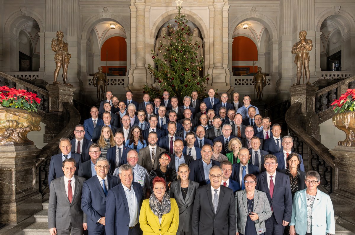Die SVP-Fraktion wünscht allen eine frohe und besinnliche Weihnachtszeit und einen guten Rutsch ins neue Jahr. Auch 2024 werden wir uns mit voller Kraft für Sie und für unsere Schweiz einsetzen.
