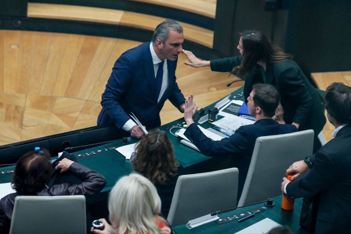 Rita Maestre 🌾 (@rita_maestre) on Twitter photo Ortega Smith amenaza a <a href="/EduardoFRub/">Eduardo Rubiño 🏳️🌈</a> en el pleno de Madrid y le agrede físicamente.
Debe dimitir de inmediato. Ortega Smith amenaza a <a href="/EduardoFRub/">Eduardo Rubiño 🏳️🌈</a> en el pleno de Madrid y le agrede físicamente.
Debe dimitir de inmediato.
