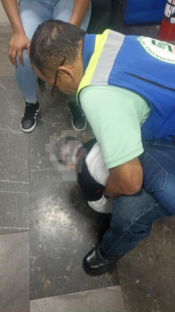 MetroCDMX's tweet photo. En la estación Pantitlán de la Línea 1, ante el inminente peligro de que un bebé perdiera la vida, personal de Seguridad Industrial e Higiene del organismo acudió al llamado de auxilio de una mujer, quien refirió que su hijo estaba asfixiándose. https://t.co/Aj3uiMPrO0