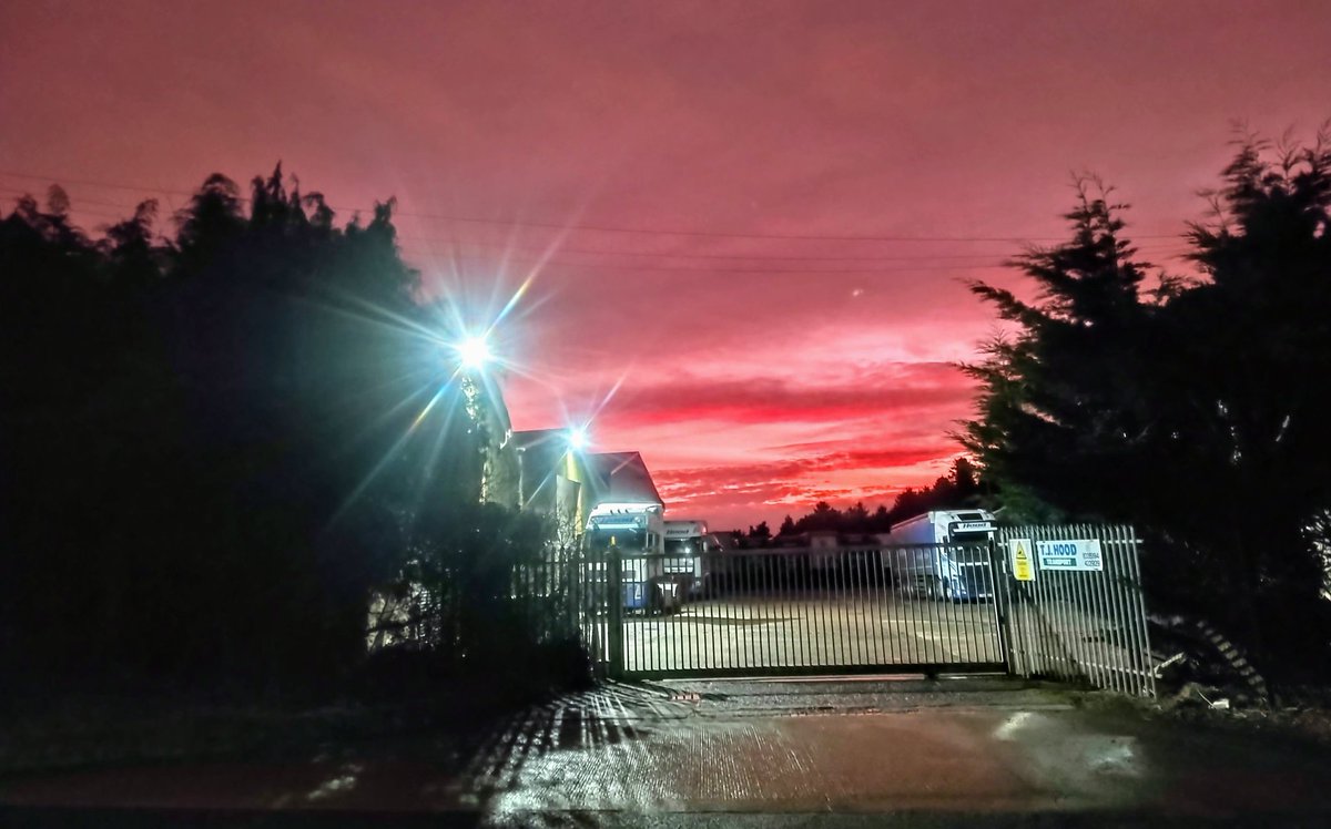 Red sky at night.@WeatherCee @angie_weather @barrabest @WeatherAisling @Louise_utv @AntrimLens @CamlakeCanvas @LoveBallymena @bbcniweather