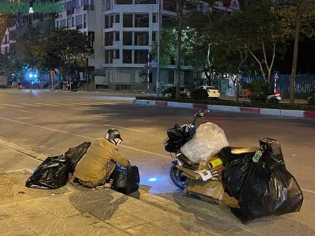 dieutuebao's tweet photo. Xót xa hình ảnh người lao động nghèo vất vả mưu sinh trong đêm đông rét buốt giữa lòng Hà Nội...
Ảnh: Sức khỏe & Đời sống
#Hanoi #demdong #Muusinh #laodongngheo https://t.co/hqPAyOxHnt