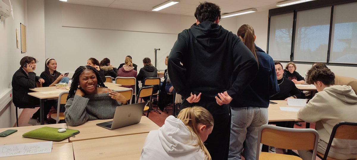 Vendredi 22 décembre: forum d'#orientation 🎓🧭 Sup'Royer au lycée. Nos anciens élèves rencontrent nos Terminales pour échanger sur leurs parcours d'études🏫  et les accompagner ainsi pour #Parcousup et le #postBac 👫
