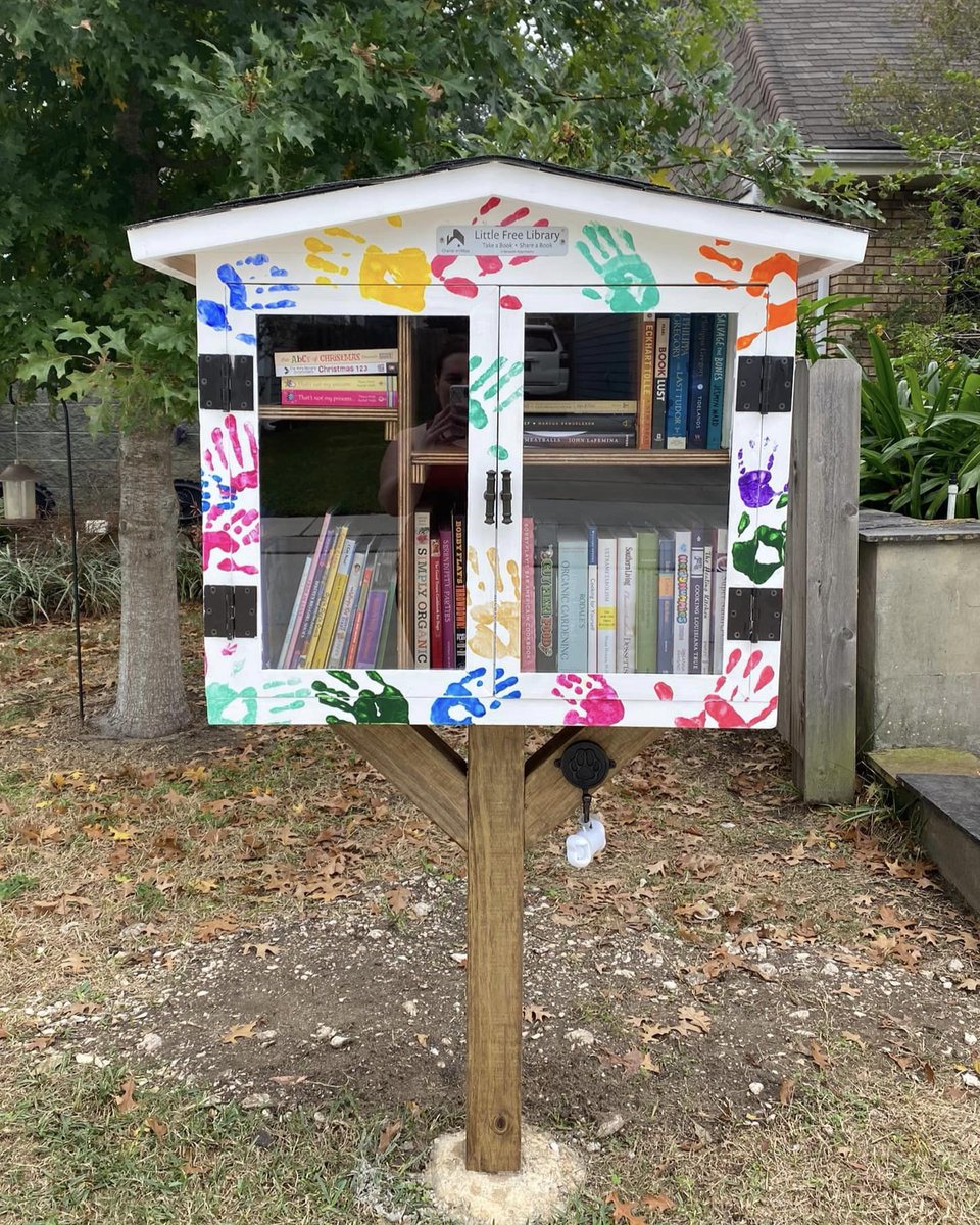 All HANDS on deck! The Library of the Day is Little Free Library #176899 🎨 Learn more about starting a Little Free Library: lflib.org/3RHeqGe