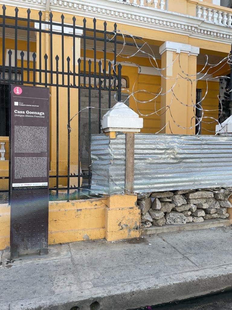 CeballosRuben56's tweet image. @MinisteriodeCu4 @Ministeriodecu1 @VirnaJohnson @by_vicro @RadioMagdalena @RadioGaleon @WRadioColombia @HoyDiarioMag @6AMCaracol Es inaudito el estado de abandono de la casa Goenaga luego de habérsela quitado a la alianza Colombo Francesa por parte de Carlos Caicedo como Alcalde