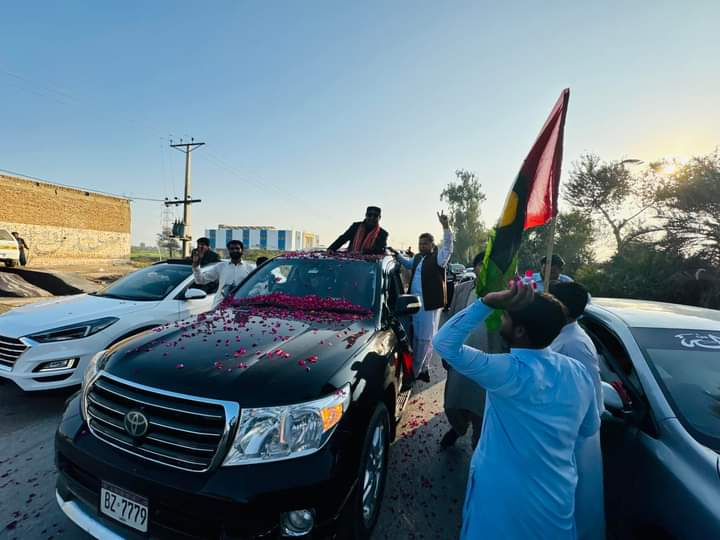 Saddam Hussain Shar (@saddamh76264314) on Twitter photo سیاسی و سماجی رہنما، ہر دلعزیز شخصیت، ہمارے پیارے قائد فیروز احمد خان جمالی صدر پاکستان پیپلز پارٹی ضلع نوشہرو فیروز نے سینکڑوں گاڑیوں اور ہزاروں کارکنوں کے قافلے کے ساتھ #NA206 پر نامزدگی فارم بھرے۔
<a href="/BBhuttoZardari/">BilawalBhuttoZardari</a> <a href="/ImranWains1/">Imran Wains</a> <a href="/MediaCellPPP/">PPP</a> <a href="/FerozeJamali/">feroze jamali</a> سیاسی و سماجی رہنما، ہر دلعزیز شخصیت، ہمارے پیارے قائد فیروز احمد خان جمالی صدر پاکستان پیپلز پارٹی ضلع نوشہرو فیروز نے سینکڑوں گاڑیوں اور ہزاروں کارکنوں کے قافلے کے ساتھ #NA206 پر نامزدگی فارم بھرے۔
<a href="/BBhuttoZardari/">BilawalBhuttoZardari</a> <a href="/ImranWains1/">Imran Wains</a> <a href="/MediaCellPPP/">PPP</a> <a href="/FerozeJamali/">feroze jamali</a>