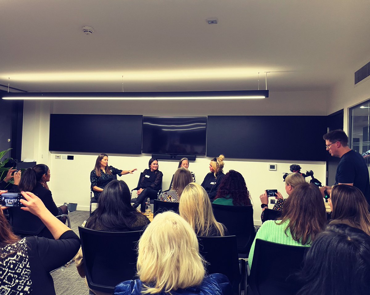 Nov & Dec were busy months, late post on a couple of cool events attended... 2nd up: Female Founders Rise @BW_SciTech Leeds hosted by @emmiefaust. Speakers: @CarrieRosePR personal brand building, @zandramoore female leader powerhouse & Lisa @thebiskery yummy branded biscuits!🚀