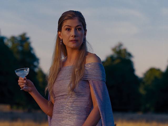 ReynoldsR86's tweet photo. Ya vi #Saltburn y es como capítulo de #GossipGirl con un poco de #MrRipley es perversa Emerald Fennell y me gusta. Sí a todo #BarryKeoghan y #RosamundPike ya en @PrimeVideoMX ⭐️⭐️⭐️🫶 https://t.co/KkXvJNtNHS