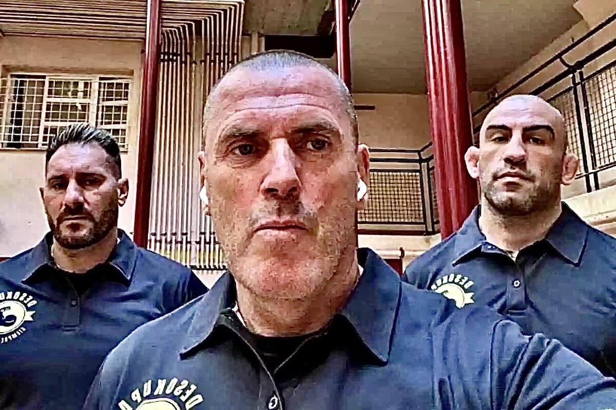 Es lo que sucede cuando las labores de seguridad propias del Estado dejan de ser realizadas y una “ empresa privada” ( llamémoslo así) se encarga de ellas: un empleado de Desokupa es apuñalado en el Raval. El ultraderechista y fundador de la empresa, Daniel Esteve, ha advertido,