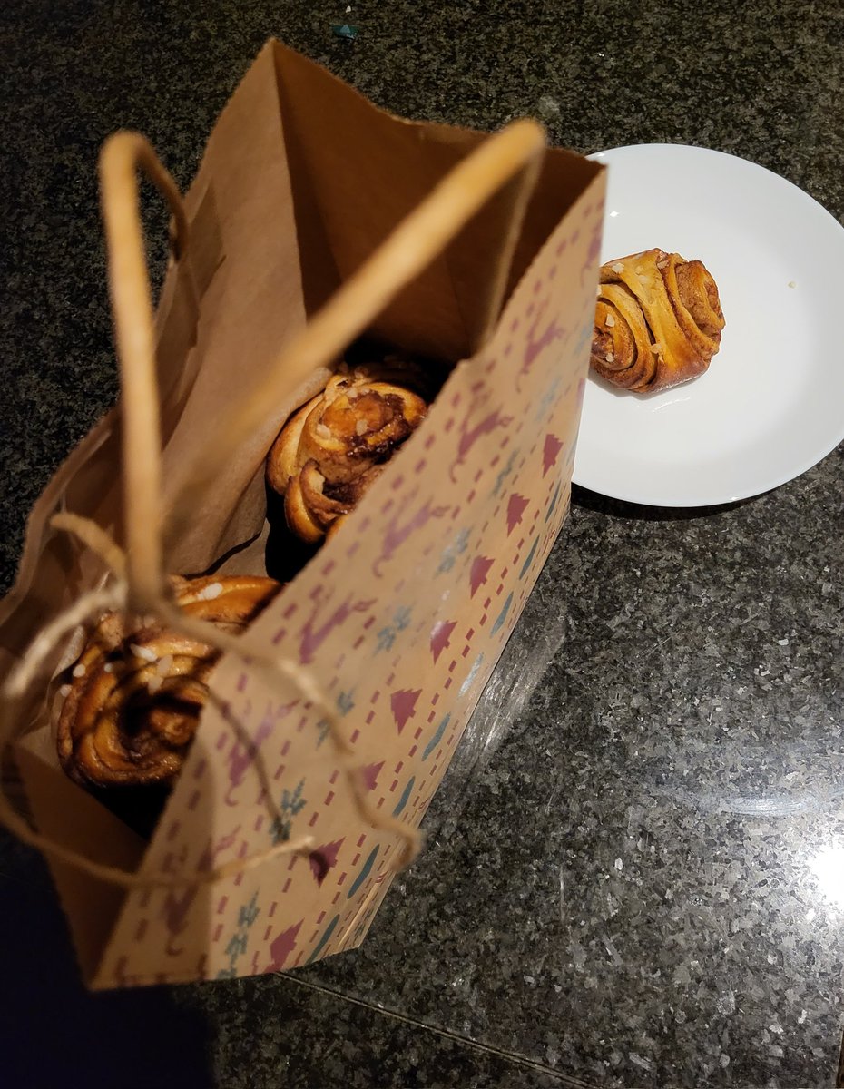 Well my shitty week has been massively improved by @HenrikStrahl dropping off freshly baked cardamom buns (literally my favourite food ever) 🎁 That may or may not be my second one... #BestPI