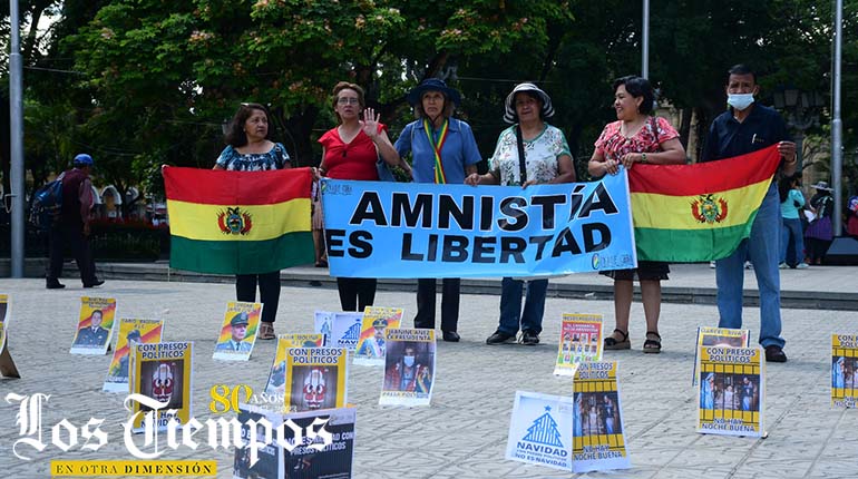 #Cochabamba En la plaza 14 de Septiembre, las Plataformas Ciudadanas y el Conade recaudan firmas y exigen la liberación de presos políticos del país. 📸Carlos López - Los Tiempos lostiempos.com
