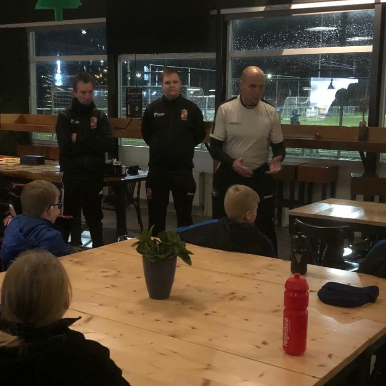fcHarlingen's tweet photo. Terwijl menigeen aan de kerstborrel zit geeft Sierd van der Berg bij fc Harlingen de keepers een keeperstraining!

#passie #keepen #keeperstraining #keepers #fcharlingen #sierdvanderberg #clinic https://t.co/ZGd6hYSyJx