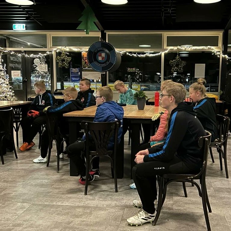 fcHarlingen's tweet photo. Terwijl menigeen aan de kerstborrel zit geeft Sierd van der Berg bij fc Harlingen de keepers een keeperstraining!

#passie #keepen #keeperstraining #keepers #fcharlingen #sierdvanderberg #clinic https://t.co/ZGd6hYSyJx