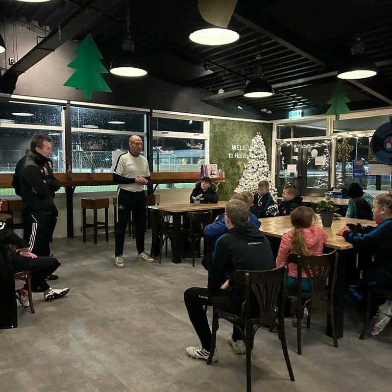 fcHarlingen's tweet photo. Terwijl menigeen aan de kerstborrel zit geeft Sierd van der Berg bij fc Harlingen de keepers een keeperstraining!

#passie #keepen #keeperstraining #keepers #fcharlingen #sierdvanderberg #clinic https://t.co/ZGd6hYSyJx