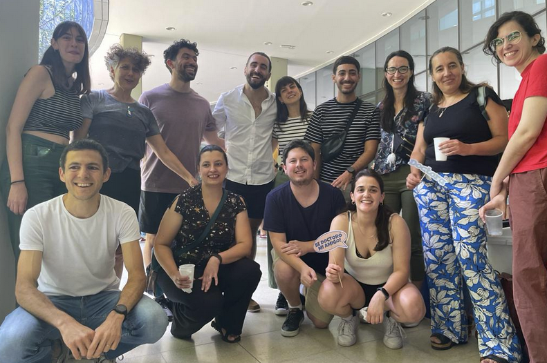 GamarnikLab's tweet photo. HOY con gran orgullo quiero compartir la alegría de la defensa de la tesis doctoral de @horapalla 
Un enorme recorrido de aprendizaje sobre el virus de Zika y mucho más. 
Brindamos por el trabajo comprometido y por la ciencia de calidad de nuestro país!
Felicitaciones Hori!! https://t.co/uOQkmZpYSS