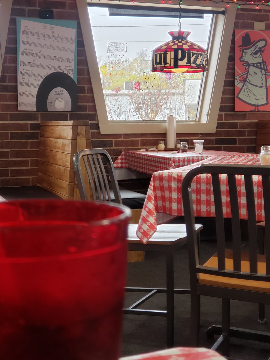 So apparently my hometown Pizza Hut (where my dad still lives) has rebranded as Pizza Hut Classic. They brought back the old interior, the old logo, and so the lunch buffet again, even cups.  Didn't know this was a thing, tried to capture as much of the aesthetic as I could here.