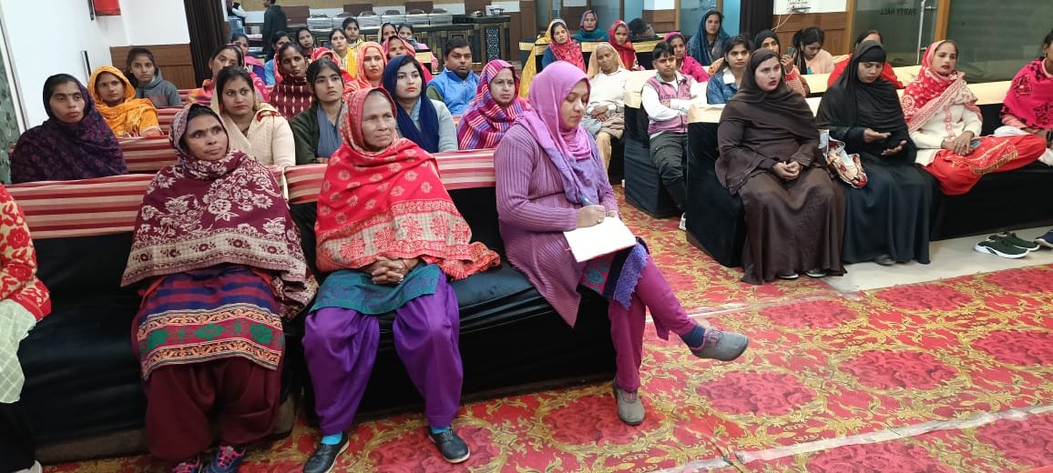 qamar_intekhab's tweet photo. Today @ActionAidIndia trained 50 HRDs from informal sector on #73rdConstitutionalAmendment and #BondedLaborAct1976 under the #LeadershipSchoolTraining in Muzaffarnagar. Also talked on Article 21 and fundamental rights. 
@sndeep @C9Khalid @dipalisharma02 @maneesha_bhatia https://t.co/E4UnUNbrwa