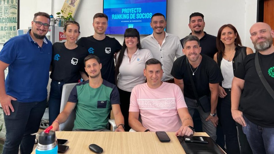 RacingSocios's tweet photo. A puertas abiertas 💙

Alumnos que egresaron de la última Academia de Dirigentes 2023, esta mañana participaron de una reunión en nuestra oficina de Avellaneda donde presentaron su proyecto de Ranking de Asistencias de Socios y Socias con el objetivo brindar diferentes perspectivas en cuanto a la administración de las ubicaciones y aforo de asistencia en el Cilindro 📈🏟️

Felicitamos por el acercamiento y las propuestas a María de los Ángeles Ghiorzo - Socia N° 51.273-, Romina Dueñas - Socia N° 147.096 -,  Laureano García - Socio N° 12.644 -, Yamil Tejerina - Socio N° 13.904  -, Agustín Jara - Socio N° 48.854 -, Federico Tomeo - Socio N° 23.979 -, Leandro Adonio Belli - Socio N° 42.279 - , Agustín Machinandiarena - Socio N° 20.741 -, Daniel Casal - Socio N° 7.784 -, Ignacio Martín González - Socio N° 21.837 - Manuel Joaquín Piazze - Socio N° 154.424 - 👏

Estuvieron también presentes Martín Navarro y Juan Manuel Bravo, encargados de Academia de Dirigentes, y la Gerencia del Departamento de Tecnología.

Racing sos vos 💙🩶