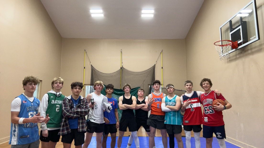 Best part about break is utilizing your time to connect with friends and family. Love seeing these guys hanging out together and “building houses with their bricks.” Not one hooper in that group, but still a good time. All about ICConnectingU. 

#OrangeBaseball | #ICCU
