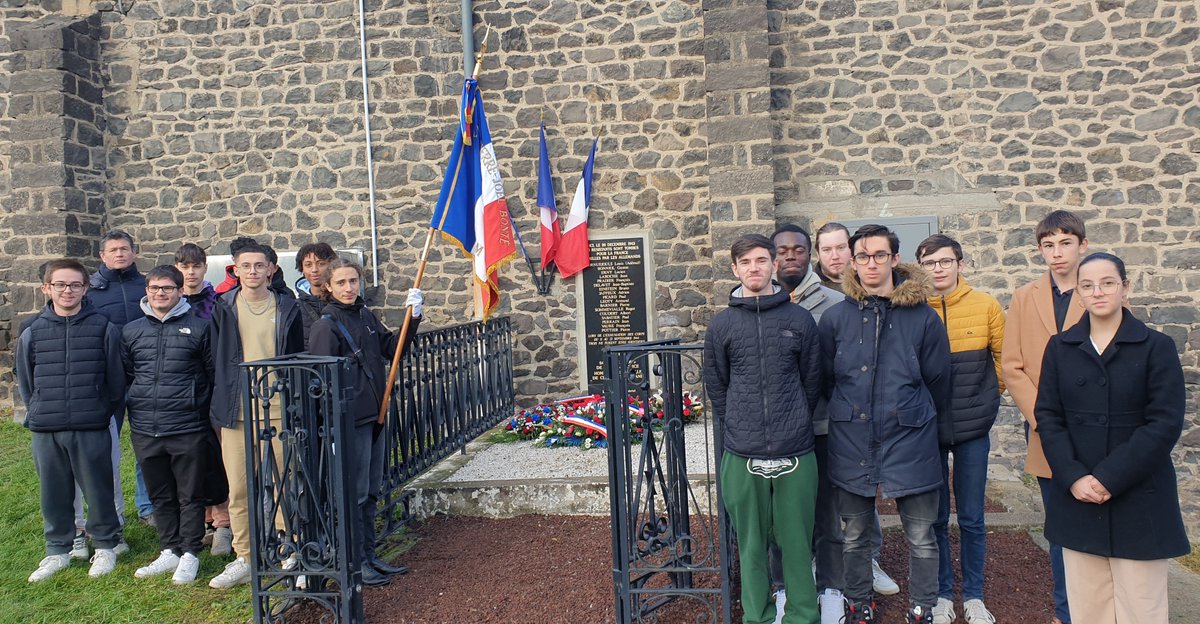 Les élèves du lycée Pierre-Joël Bonté, de la CDSG collège Gordon Bennett et de l'Institution Saint Pierre ont participé à la cérémonie d'hommage aux 20 résistants fusillés le 20 12 1943 après avoir visité le @92e_RI 
Histoire Mémoire Défense Citoyenneté au rendez-vous!