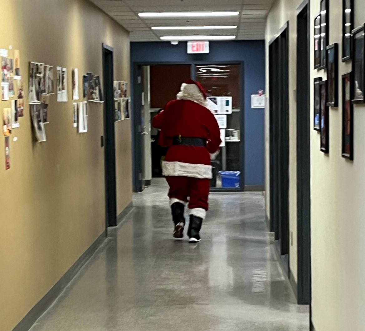 OwenSoundPolice's tweet image. Wanted! Police are looking for a white bearded male dressed in a red suit, red hat &amp;amp; black boots.  Last seen headed north. Police need to speak to the individual after exceeding speed limits in 195 countries last Dec. 24th. @ChiefAmbroseOSP @JFluneyOSPS @Insp_DBishop @OSPApres