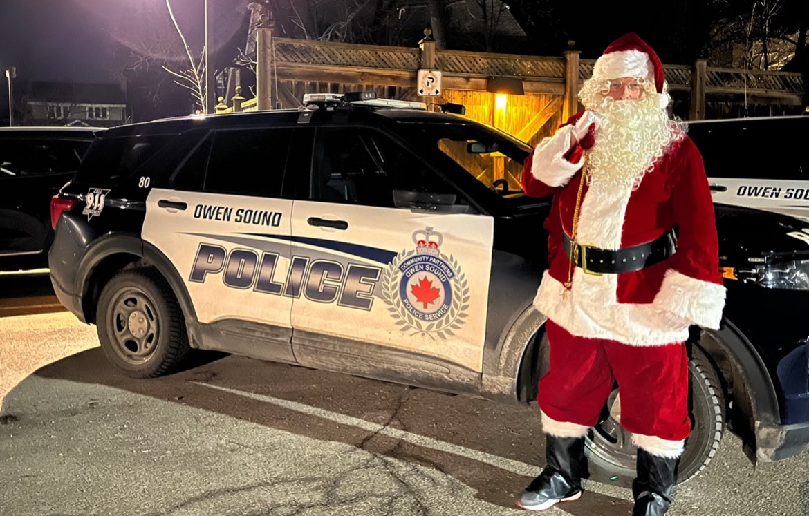 OwenSoundPolice's tweet image. Wanted! Police are looking for a white bearded male dressed in a red suit, red hat &amp;amp; black boots.  Last seen headed north. Police need to speak to the individual after exceeding speed limits in 195 countries last Dec. 24th. @ChiefAmbroseOSP @JFluneyOSPS @Insp_DBishop @OSPApres