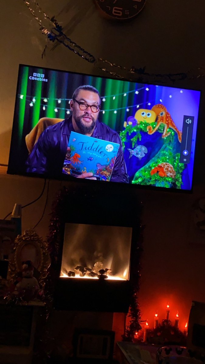Anyone else out there watching CBeebies bedtime stories even though you don’t have children? Orrrr is it just me 👀😍😅♥️ #JasonMomoa #cbeebiesbedtimestories
