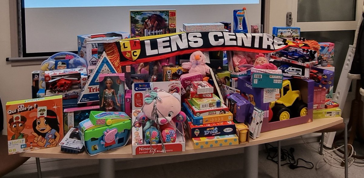 lens_centre's tweet photo. Pour la 4eme édition du NOEL EN OR dans notre région Centre-Val de Loire, une multitude de jouets remis ce jour à l'hôpital de Châteauroux via l'association un cadeau des sourires  "les urgences Châteauroux"  gérée par le personnel hospitalier.
Joyeux Noël à tous !🎅 
💪🏼🔴🟡 https://t.co/RyaI9HUiV8
