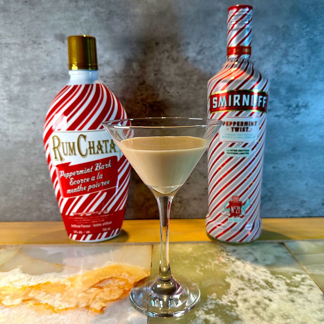 Looking for a quick and easy festive holiday cocktail to serve? It's hard to beat this delicious Peppermint Bark Martini Recipe. Full recipe at grandonelounge.com/blog/peppermin… #martini #holidaydrinks #christmascocktails #christmasdrinks #rumchata #peppermintdrinks #smirnoff #vodka