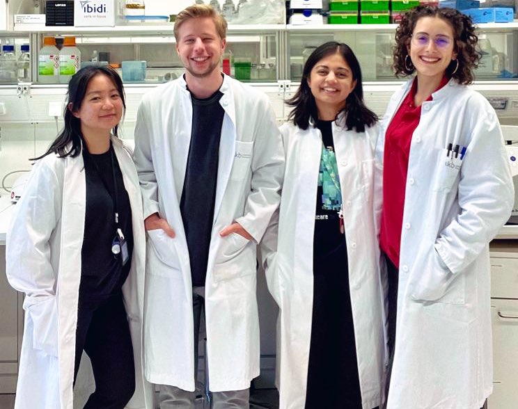 surace_laura's tweet image. 2023,What a year! 
Our little Emma was born! 👨‍👩‍👧 
The #SuraceLab is finally up and running! 🔬 
This was possible thanks to the support of a team of amazing scientists I was very lucky to find! Thanks a lot for your hard work and passion! Looking forward to our scientific journey