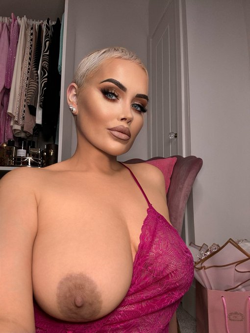 RT if you think I look sexy today. 🙈🙈 https://t.co/M40mEe1Y4x<a href="/tag/cancerfighter"class="tags"><span>#cancerfighter</span></a>