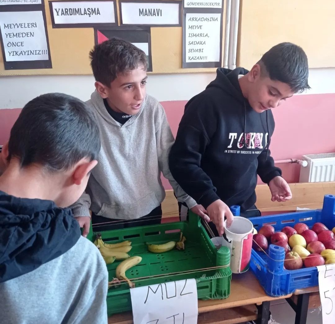 elif (@elifokay_) on Twitter photo ÇEDES projesi kapsamında Filistin'e yardım amaçlı manav kuruldu.#yardimseverlik #merhamet
<a href="/Bitlis_Mem/">Bitlis İl Milli Eğitim Müdürlüğü</a>
<a href="/Guroymak_MEM/">Güroymak İlçe MEM</a>
<a href="/Nazimbudak13/">Nazım Budak</a> ÇEDES projesi kapsamında Filistin'e yardım amaçlı manav kuruldu.#yardimseverlik #merhamet
<a href="/Bitlis_Mem/">Bitlis İl Milli Eğitim Müdürlüğü</a>
<a href="/Guroymak_MEM/">Güroymak İlçe MEM</a>
<a href="/Nazimbudak13/">Nazım Budak</a>