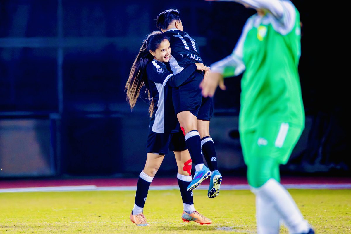 تمسك بالأمل مهما كان حلمك مستحيل واهمس قلبك إن الله على كل شيء قدير 🤲🏻❤️